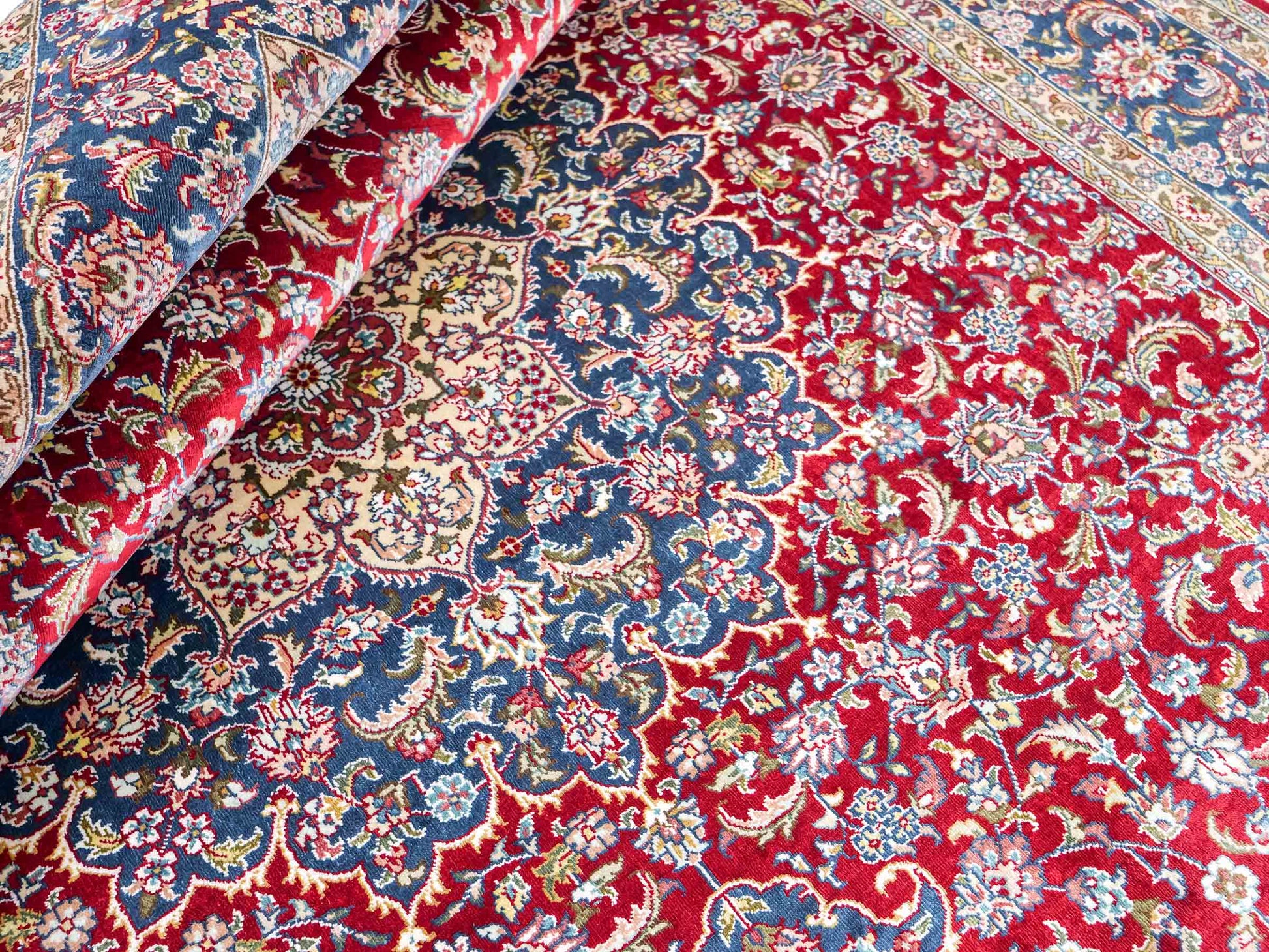 Sehr feiner, handgeknüpfter Khademi Orientteppich mit Ghom Design aus reiner Seide, rot, blau, creme. 187x126 cm. Vertrieb durch Jupiter Intl.