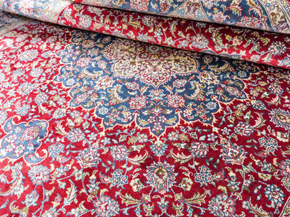 Sehr feiner, handgeknüpfter Khademi Orientteppich mit Ghom Design aus reiner Seide, rot, blau, creme. 187x126 cm. Vertrieb durch Jupiter Intl.