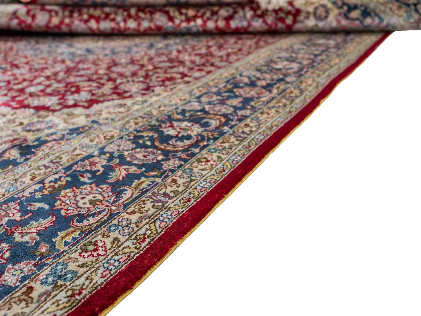 Sehr feiner, handgeknüpfter Khademi Orientteppich mit Ghom Design aus reiner Seide, rot, blau, creme. 187x126 cm. Vertrieb durch Jupiter Intl.