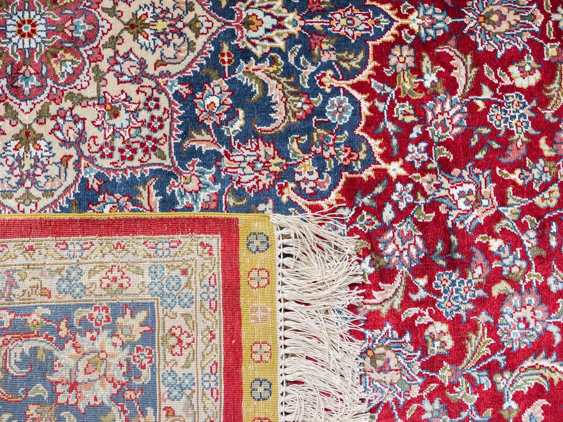 Sehr feiner, handgeknüpfter Khademi Orientteppich mit Ghom Design aus reiner Seide, rot, blau, creme. 187x126 cm. Vertrieb durch Jupiter Intl.