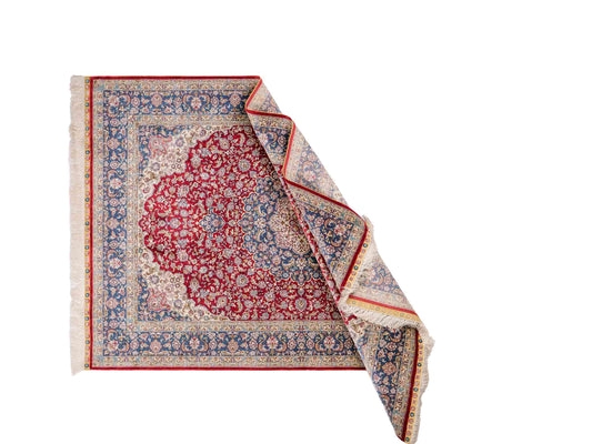 Sehr feiner, handgeknüpfter Khademi Orientteppich mit Ghom Design aus reiner Seide, rot, blau, creme. 187x126 cm. Vertrieb durch Jupiter Intl.