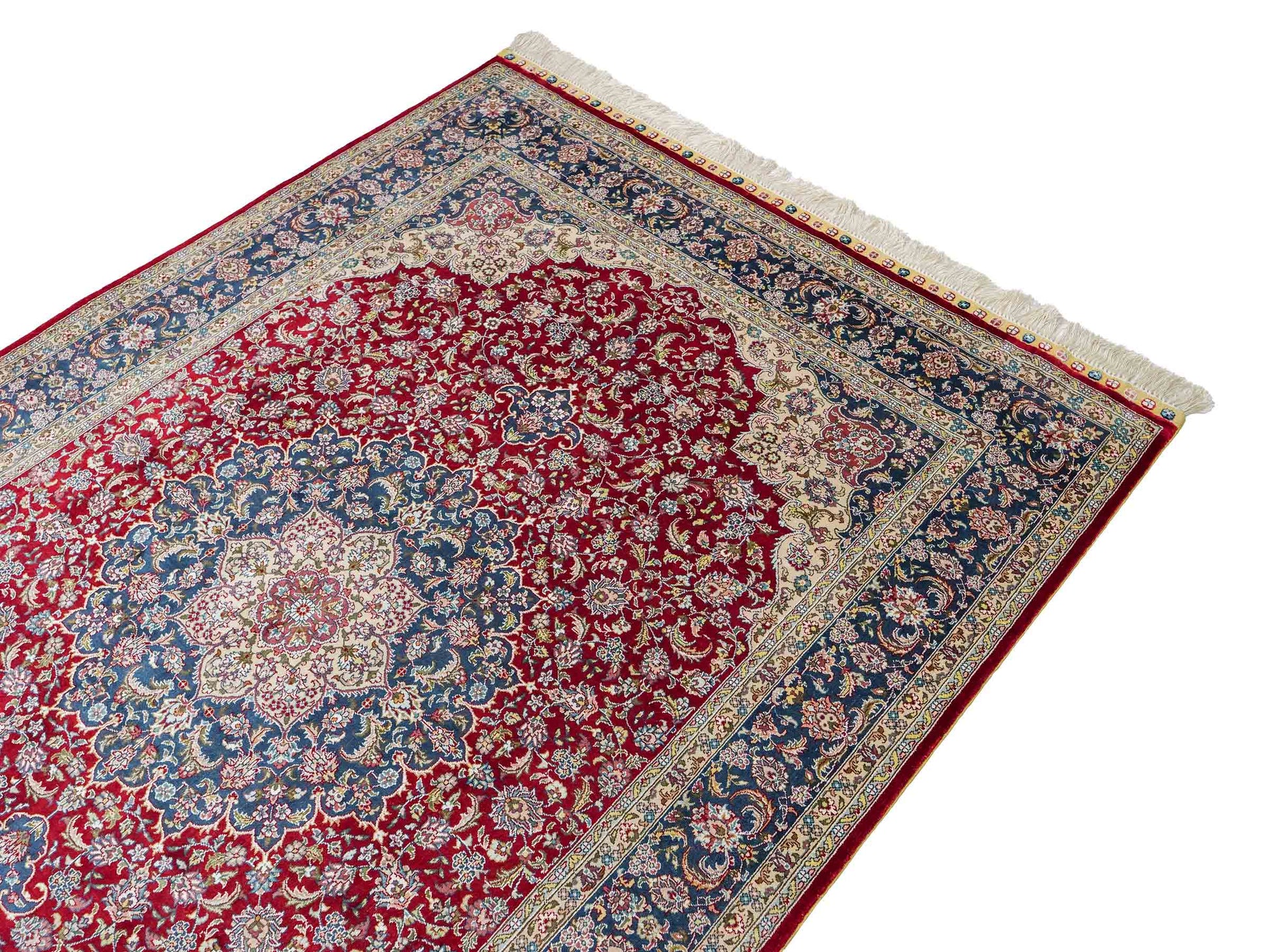 Sehr feiner, handgeknüpfter Khademi Orientteppich mit Ghom Design aus reiner Seide, rot, blau, creme. 187x126 cm. Vertrieb durch Jupiter Intl.