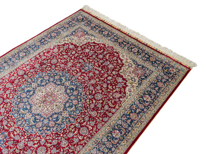 Sehr feiner, handgeknüpfter Khademi Orientteppich mit Ghom Design aus reiner Seide, rot, blau, creme. 187x126 cm. Vertrieb durch Jupiter Intl.