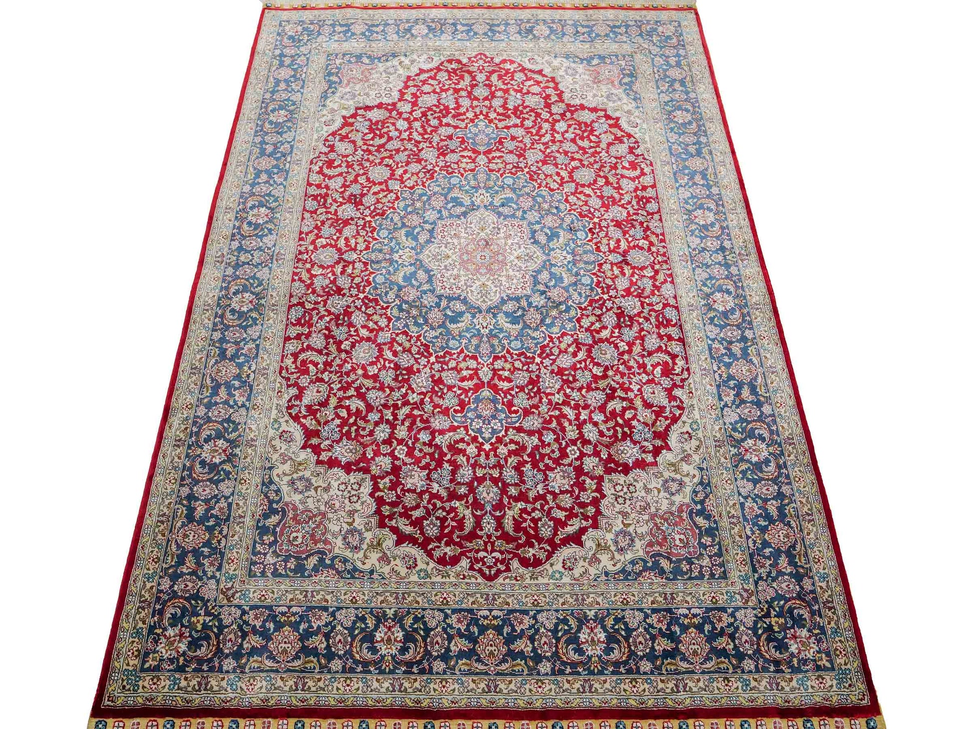 Sehr feiner, handgeknüpfter Khademi Orientteppich mit Ghom Design aus reiner Seide, rot, blau, creme. 187x126 cm. Vertrieb durch Jupiter Intl.