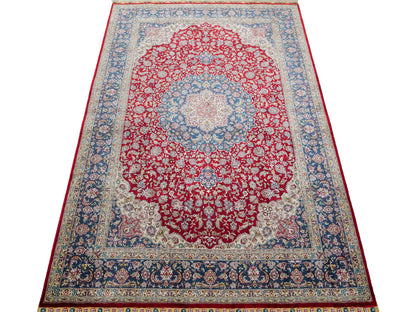 Sehr feiner, handgeknüpfter Khademi Orientteppich mit Ghom Design aus reiner Seide, rot, blau, creme. 187x126 cm. Vertrieb durch Jupiter Intl.