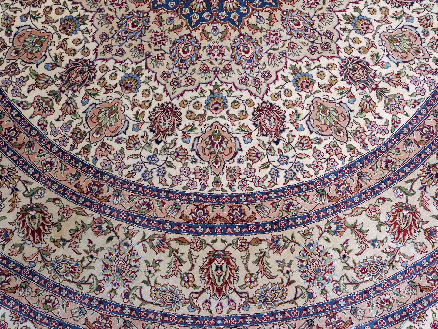 Sehr feiner, handgeknüpfter, runder Khademi Orientteppich mit Ghom Design aus reiner Seide, creme, weiß, blau. 188x188 cm. Vertrieb durch Jupiter Intl.