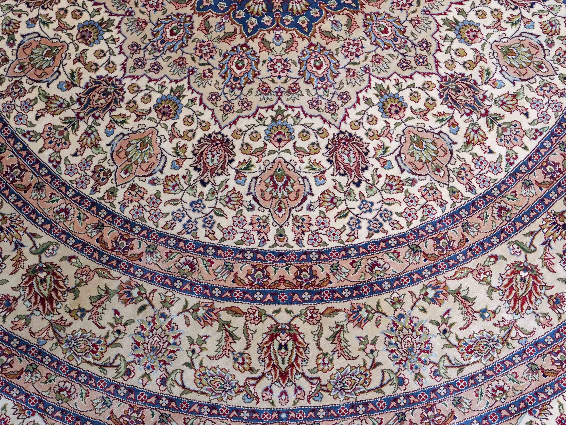 Sehr feiner, handgeknüpfter, runder Khademi Orientteppich mit Ghom Design aus reiner Seide, creme, weiß, blau. 188x188 cm. Vertrieb durch Jupiter Intl.