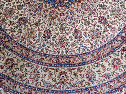 Sehr feiner, handgeknüpfter, runder Khademi Orientteppich mit Ghom Design aus reiner Seide, creme, weiß, blau. 188x188 cm. Vertrieb durch Jupiter Intl.