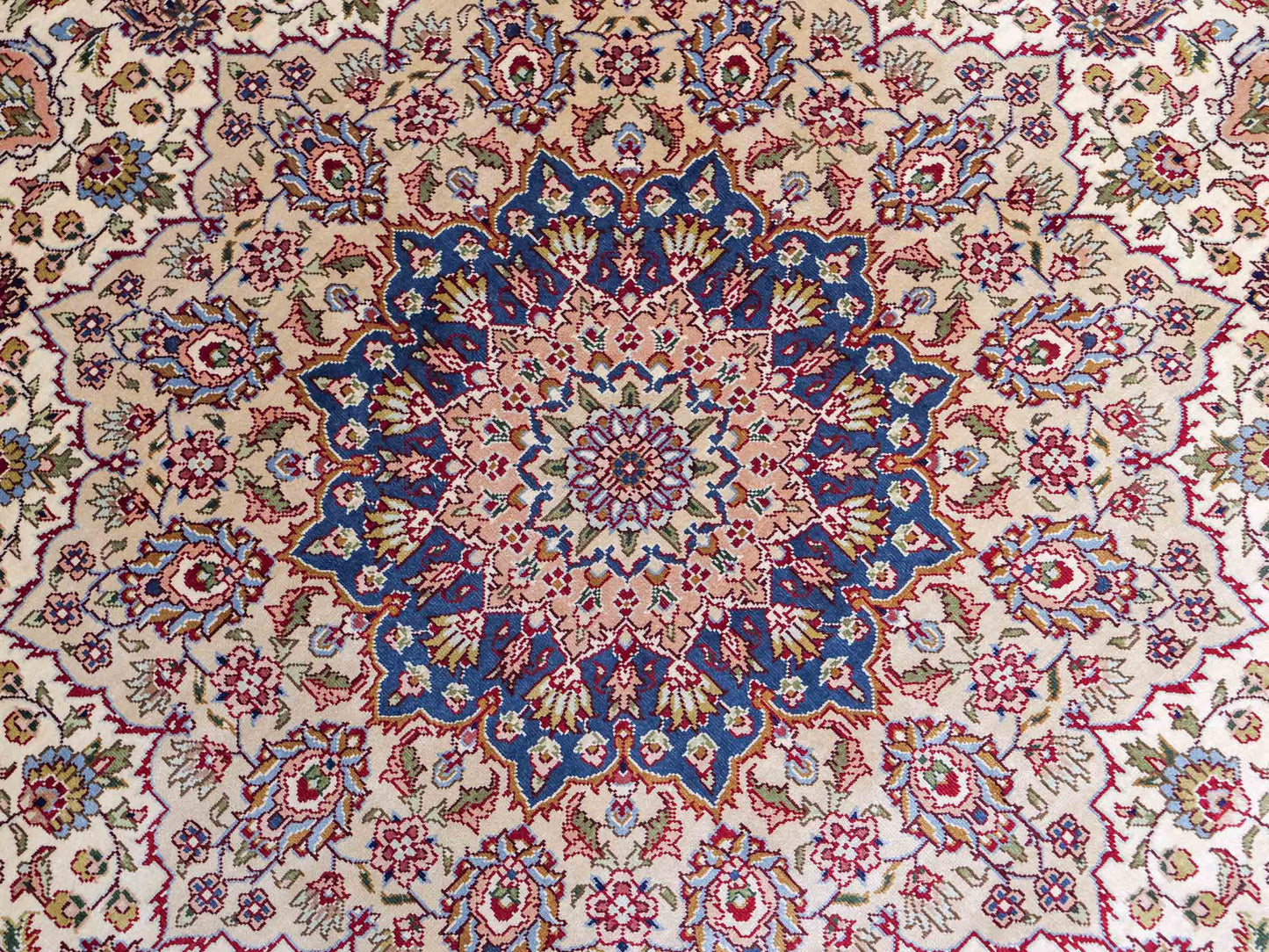 Sehr feiner, handgeknüpfter, runder Khademi Orientteppich mit Ghom Design aus reiner Seide, creme, weiß, blau. 188x188 cm. Vertrieb durch Jupiter Intl.