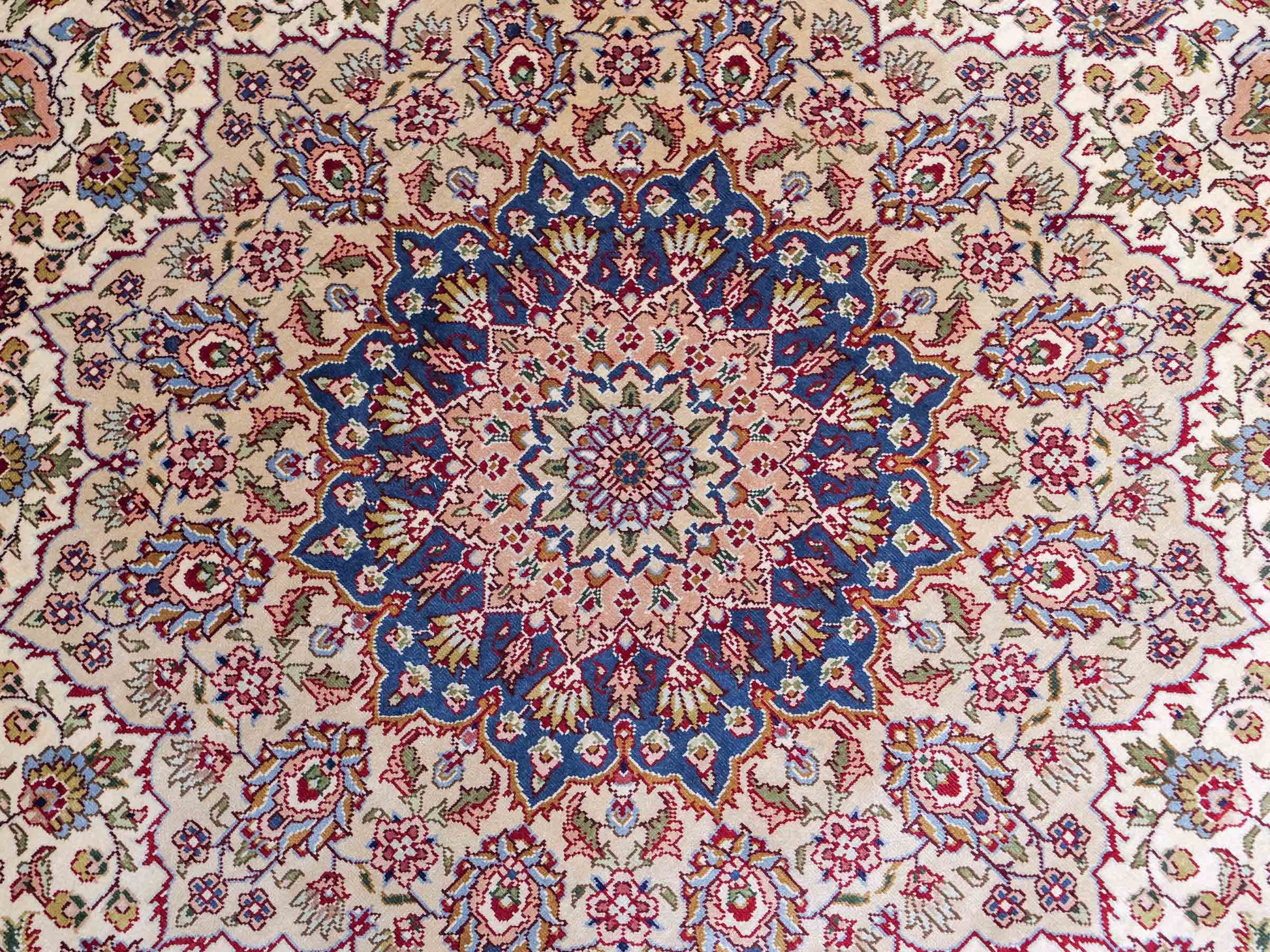 Sehr feiner, handgeknüpfter, runder Khademi Orientteppich mit Ghom Design aus reiner Seide, creme, weiß, blau. 188x188 cm. Vertrieb durch Jupiter Intl.