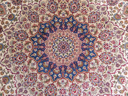 Sehr feiner, handgeknüpfter, runder Khademi Orientteppich mit Ghom Design aus reiner Seide, creme, weiß, blau. 188x188 cm. Vertrieb durch Jupiter Intl.