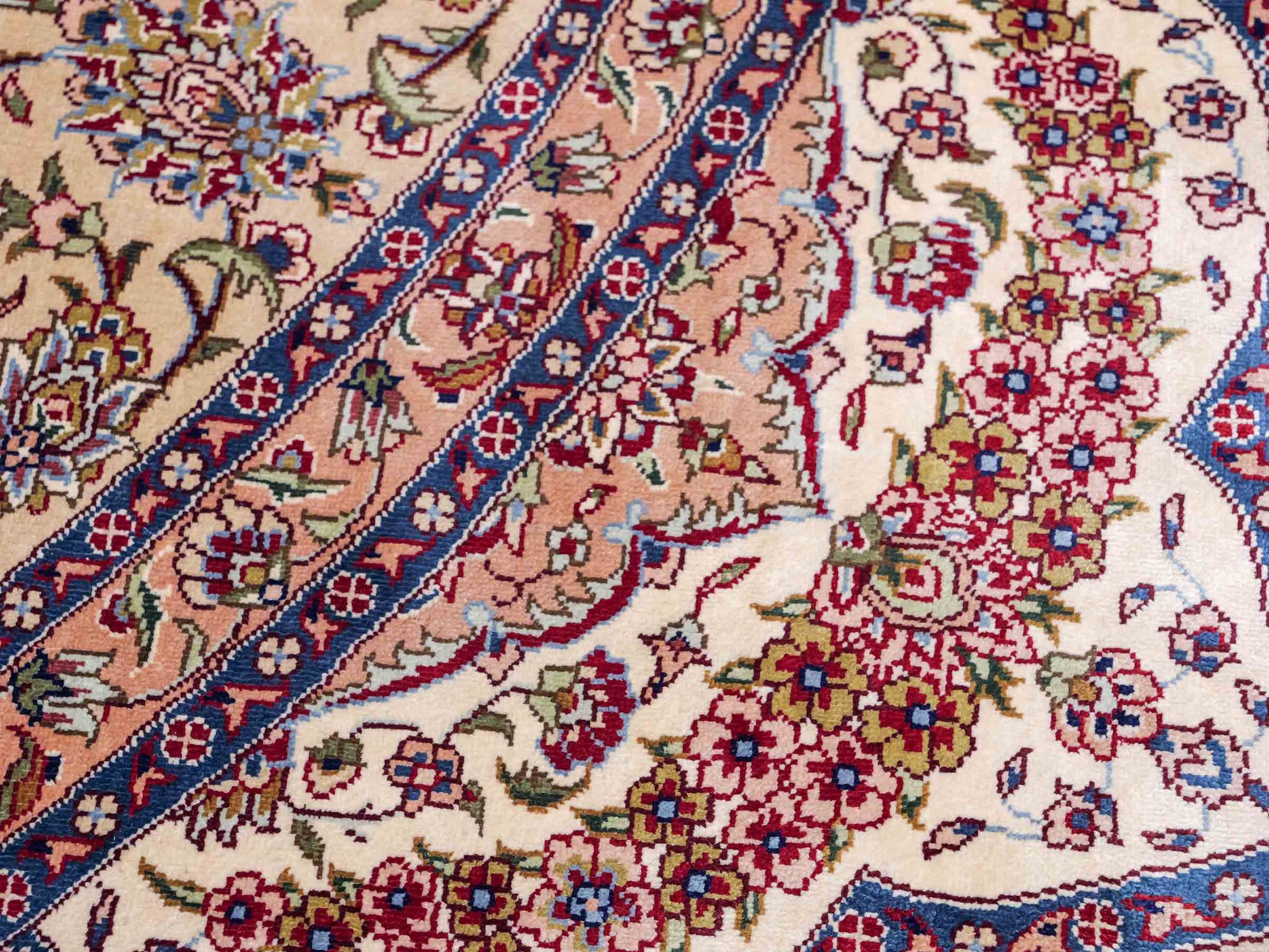 Sehr feiner, handgeknüpfter, runder Khademi Orientteppich mit Ghom Design aus reiner Seide, creme, weiß, blau. 188x188 cm. Vertrieb durch Jupiter Intl.