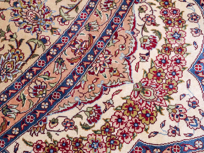 Sehr feiner, handgeknüpfter, runder Khademi Orientteppich mit Ghom Design aus reiner Seide, creme, weiß, blau. 188x188 cm. Vertrieb durch Jupiter Intl.