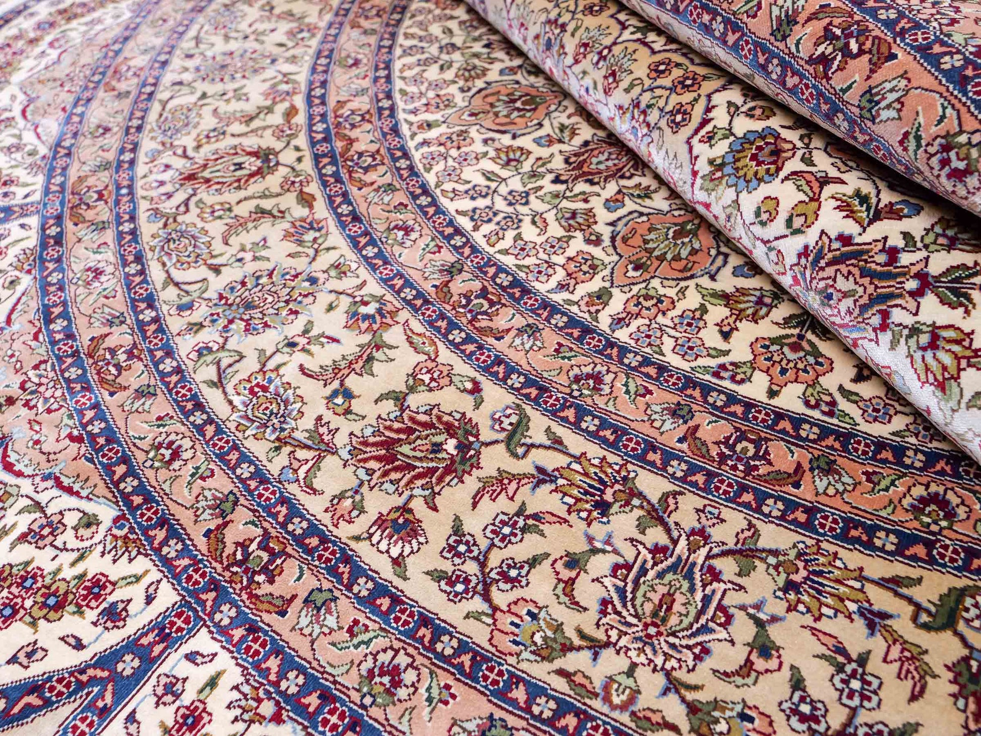 Sehr feiner, handgeknüpfter, runder Khademi Orientteppich mit Ghom Design aus reiner Seide, creme, weiß, blau. 188x188 cm. Vertrieb durch Jupiter Intl.