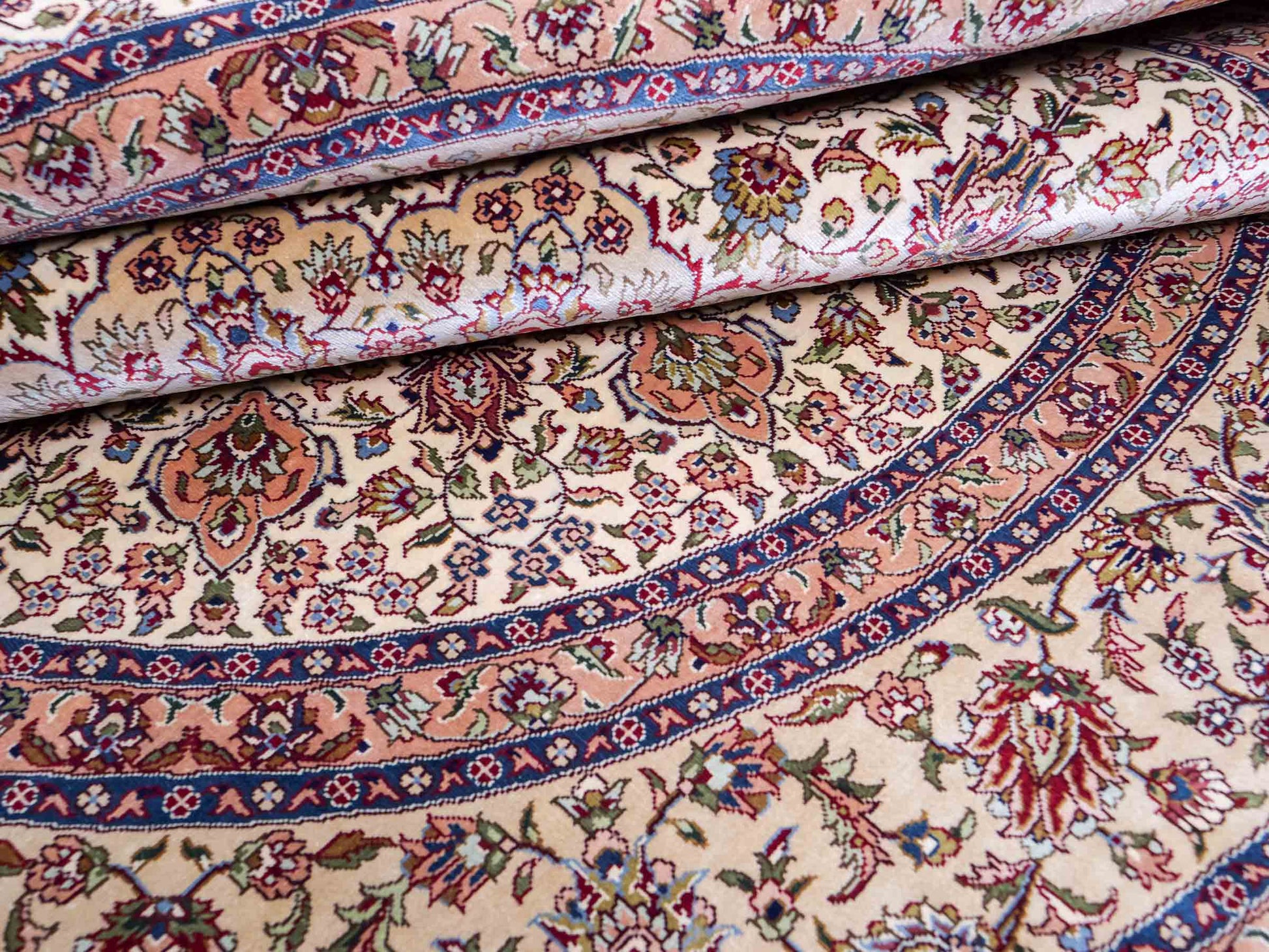 Sehr feiner, handgeknüpfter, runder Khademi Orientteppich mit Ghom Design aus reiner Seide, creme, weiß, blau. 188x188 cm. Vertrieb durch Jupiter Intl.