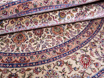 Sehr feiner, handgeknüpfter, runder Khademi Orientteppich mit Ghom Design aus reiner Seide, creme, weiß, blau. 188x188 cm. Vertrieb durch Jupiter Intl.