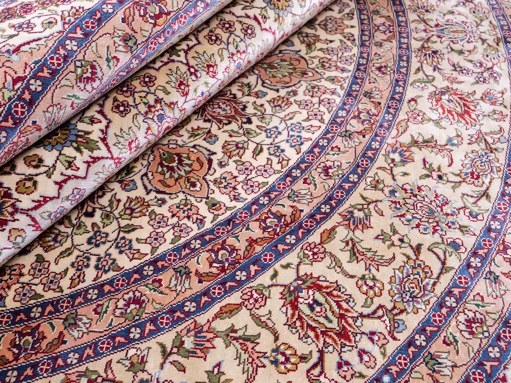 Sehr feiner, handgeknüpfter, runder Khademi Orientteppich mit Ghom Design aus reiner Seide, creme, weiß, blau. 188x188 cm. Vertrieb durch Jupiter Intl.