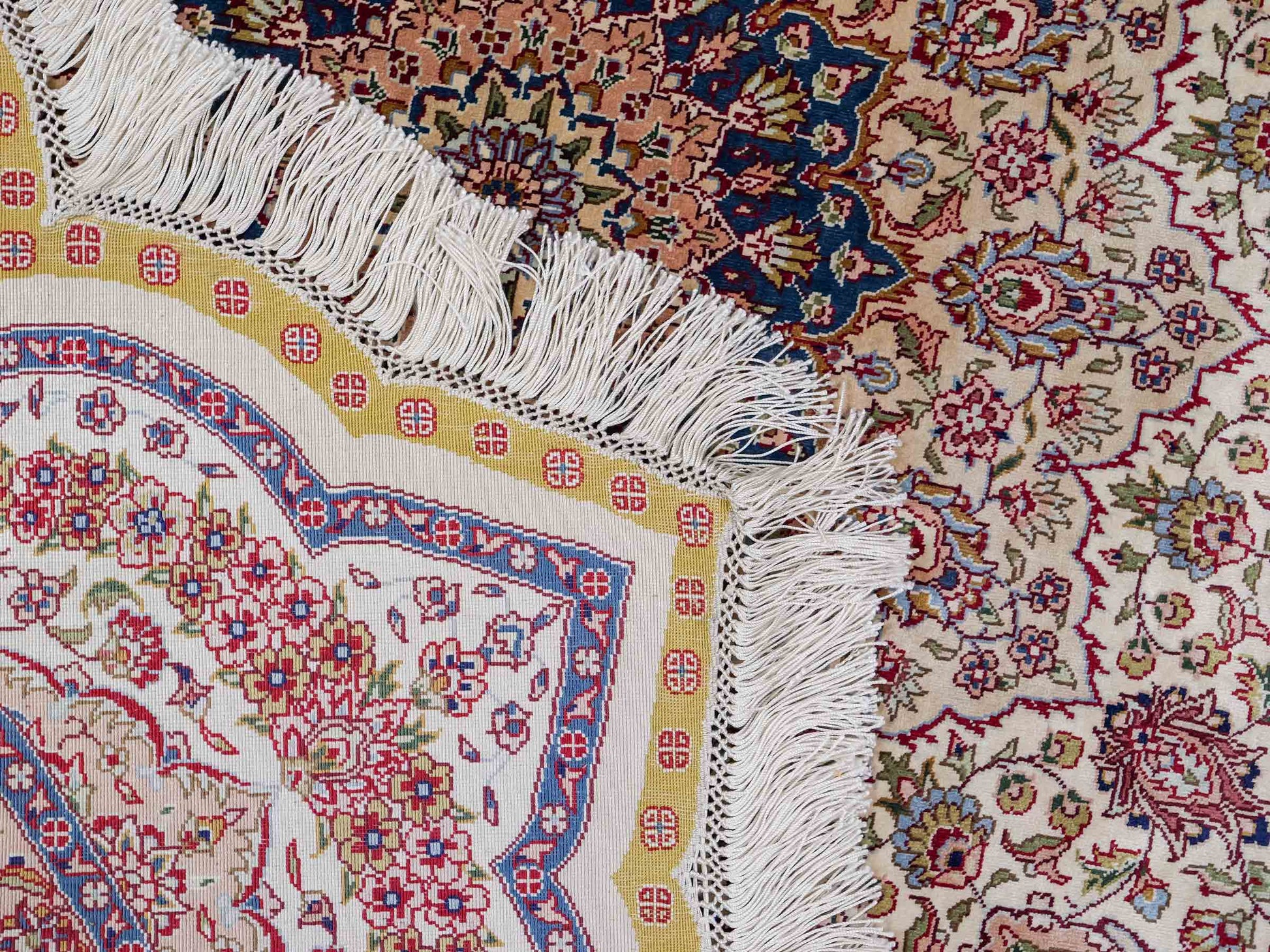 Sehr feiner, handgeknüpfter, runder Khademi Orientteppich mit Ghom Design aus reiner Seide, creme, weiß, blau. 188x188 cm. Vertrieb durch Jupiter Intl.