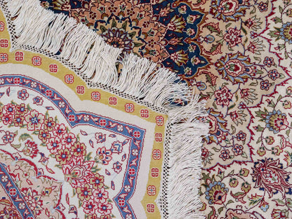 Sehr feiner, handgeknüpfter, runder Khademi Orientteppich mit Ghom Design aus reiner Seide, creme, weiß, blau. 188x188 cm. Vertrieb durch Jupiter Intl.