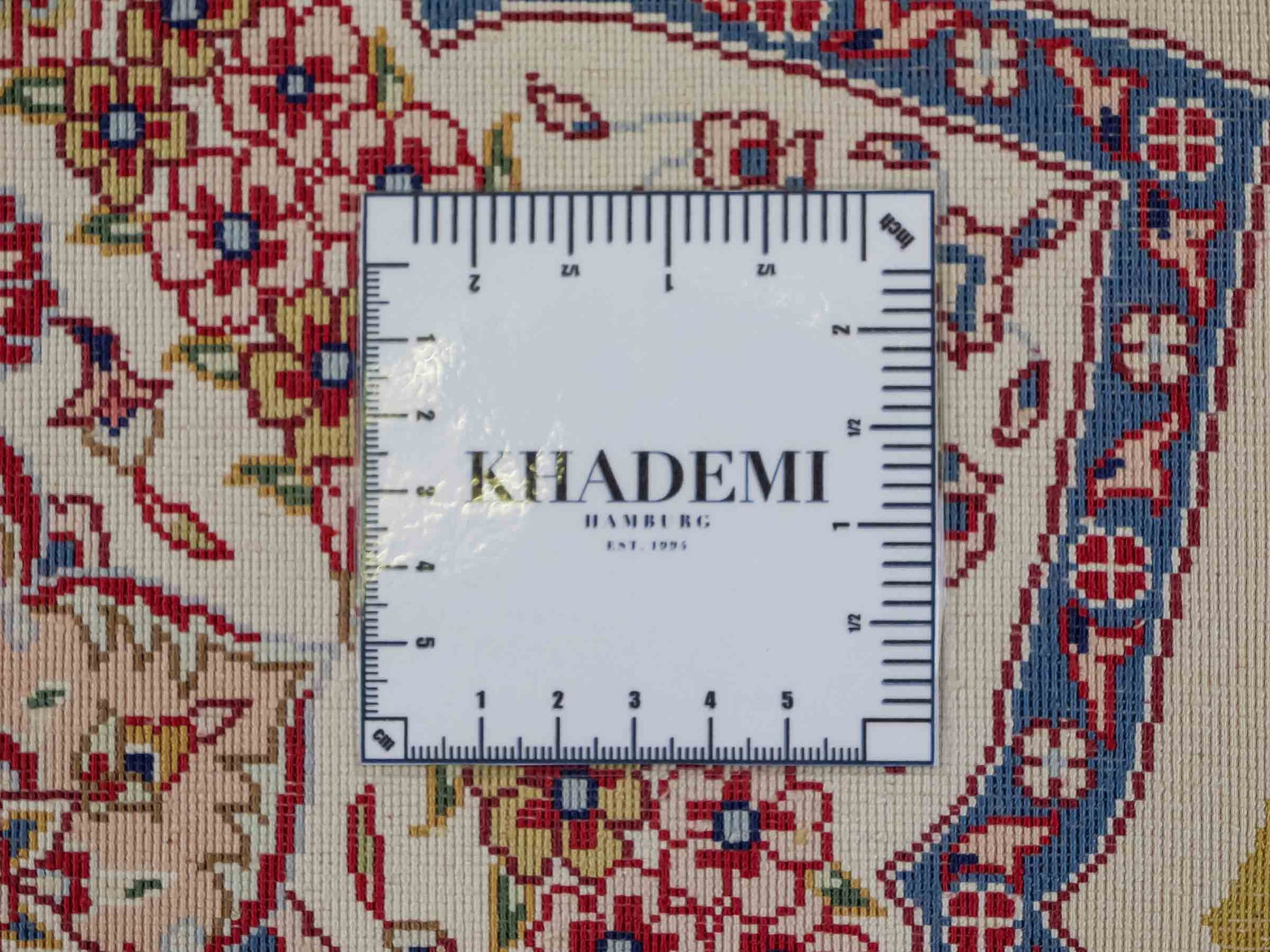 Sehr feiner, handgeknüpfter, runder Khademi Orientteppich mit Ghom Design aus reiner Seide, creme, weiß, blau. 188x188 cm. Vertrieb durch Jupiter Intl.