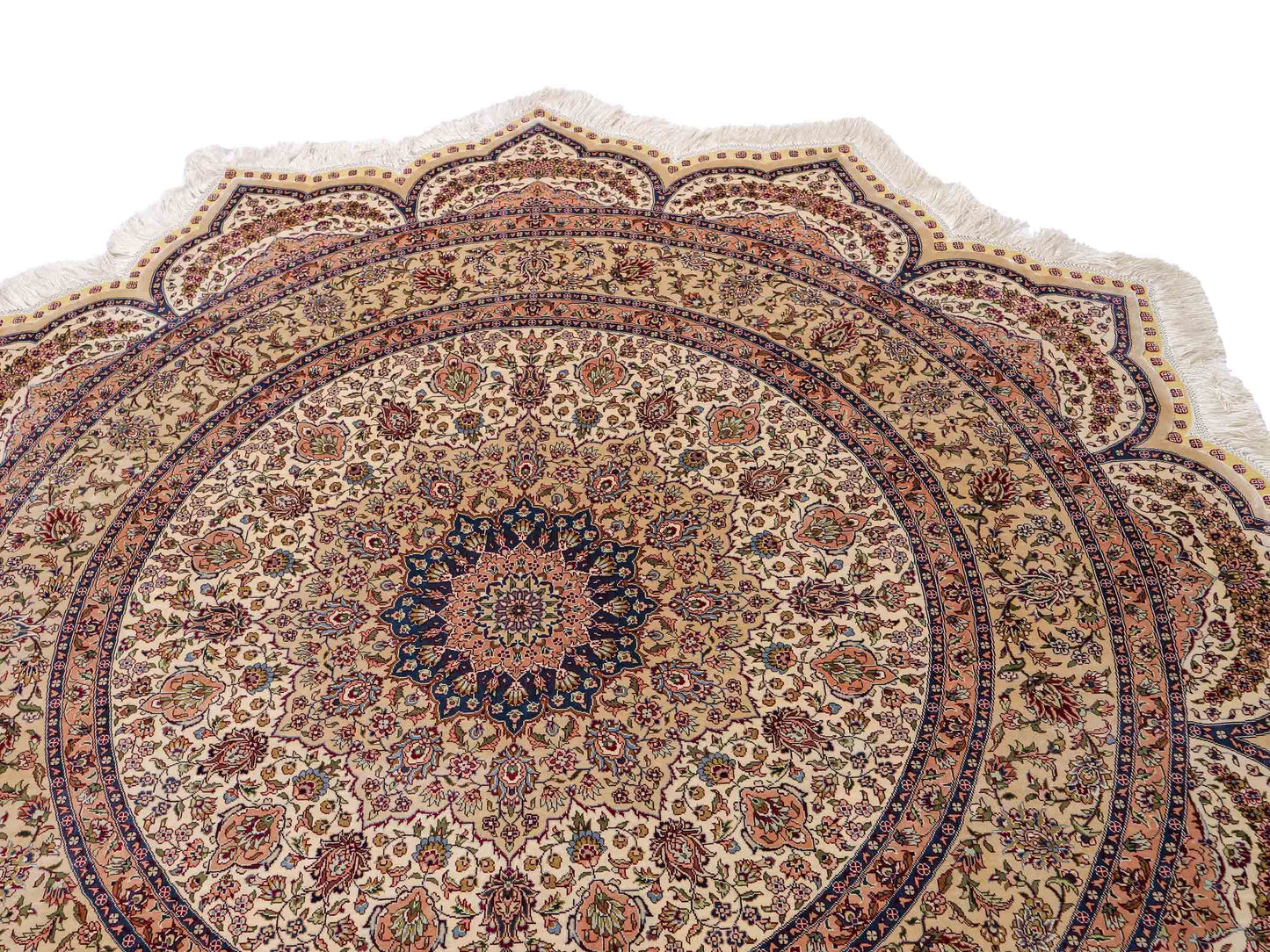 Sehr feiner, handgeknüpfter, runder Khademi Orientteppich mit Ghom Design aus reiner Seide, creme, weiß, blau. 188x188 cm. Vertrieb durch Jupiter Intl.