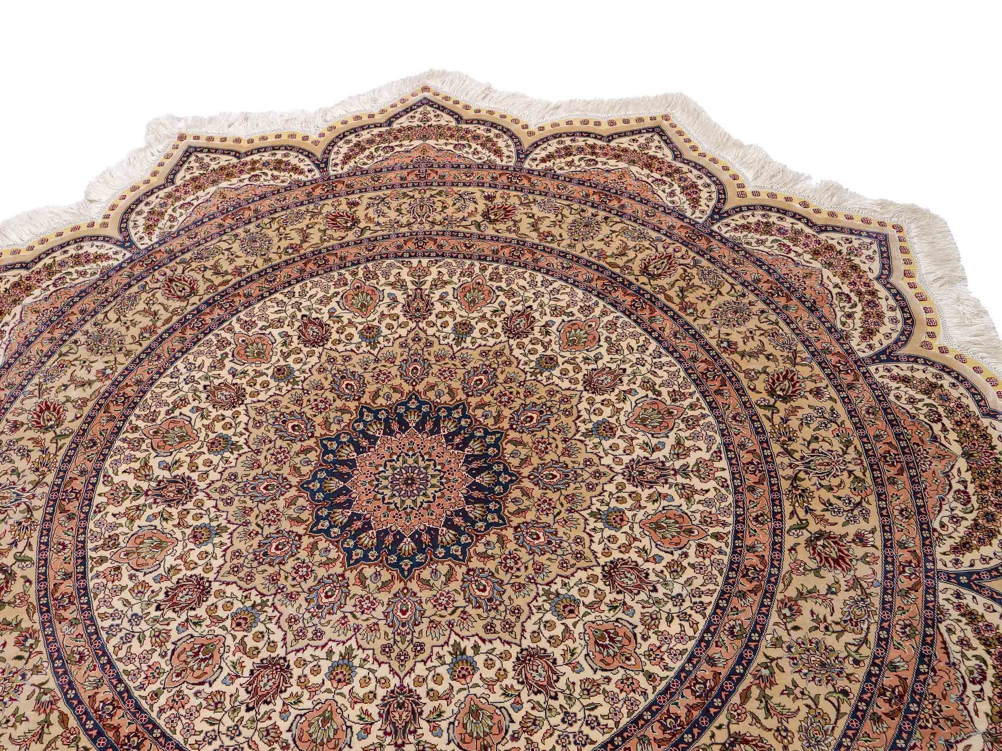 Sehr feiner, handgeknüpfter, runder Khademi Orientteppich mit Ghom Design aus reiner Seide, creme, weiß, blau. 188x188 cm. Vertrieb durch Jupiter Intl.