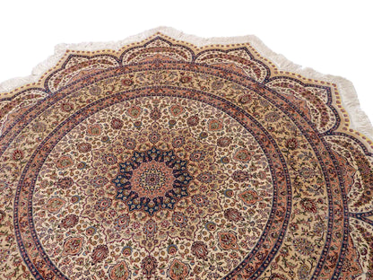 Sehr feiner, handgeknüpfter, runder Khademi Orientteppich mit Ghom Design aus reiner Seide, creme, weiß, blau. 188x188 cm. Vertrieb durch Jupiter Intl.