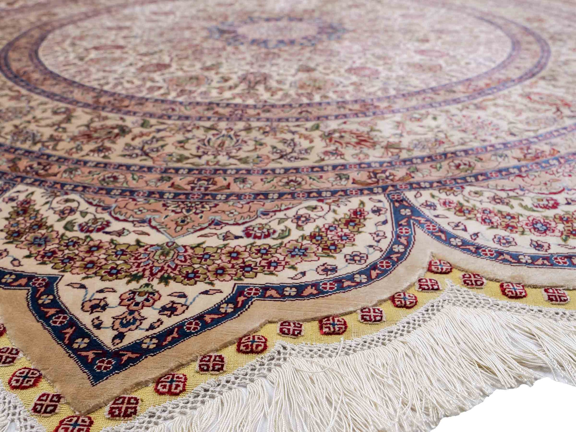 Sehr feiner, handgeknüpfter, runder Khademi Orientteppich mit Ghom Design aus reiner Seide, creme, weiß, blau. 188x188 cm. Vertrieb durch Jupiter Intl.