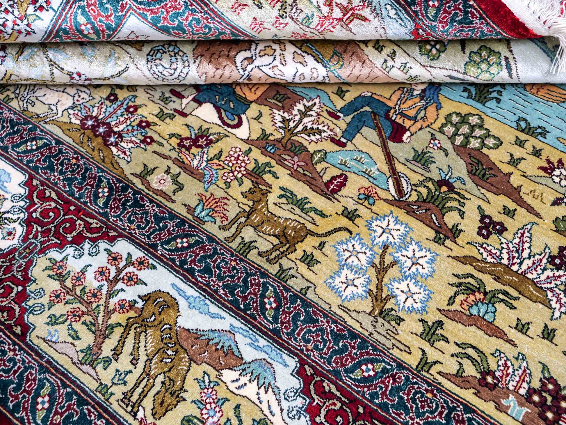Sehr feiner, handgeknüpfter Khademi Orientteppich mit Ghom Design aus reiner Seide, rot, multicolor. 189x123 cm. Vertrieb durch Jupiter Intl.