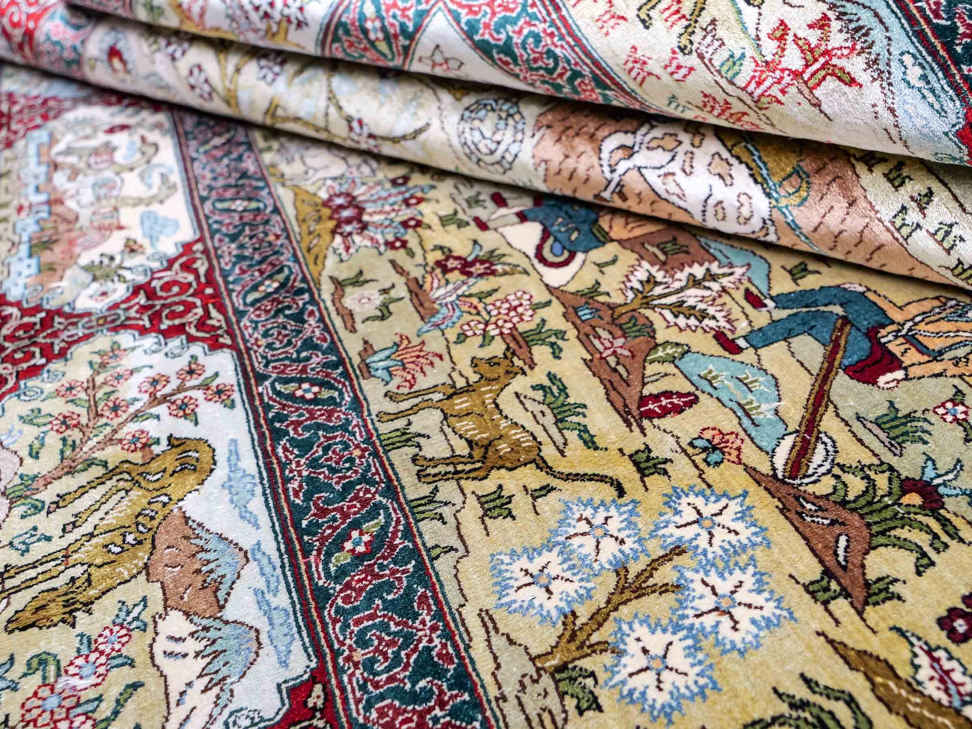 Sehr feiner, handgeknüpfter Khademi Orientteppich mit Ghom Design aus reiner Seide, rot, multicolor. 189x123 cm. Vertrieb durch Jupiter Intl.