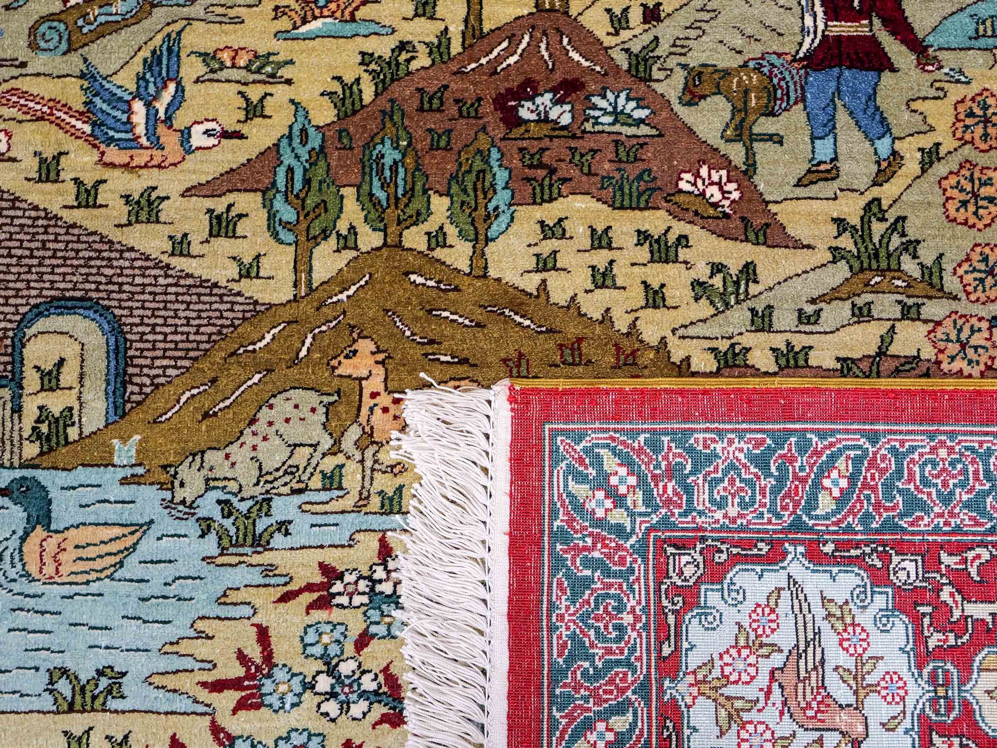 Sehr feiner, handgeknüpfter Khademi Orientteppich mit Ghom Design aus reiner Seide, rot, multicolor. 189x123 cm. Vertrieb durch Jupiter Intl.