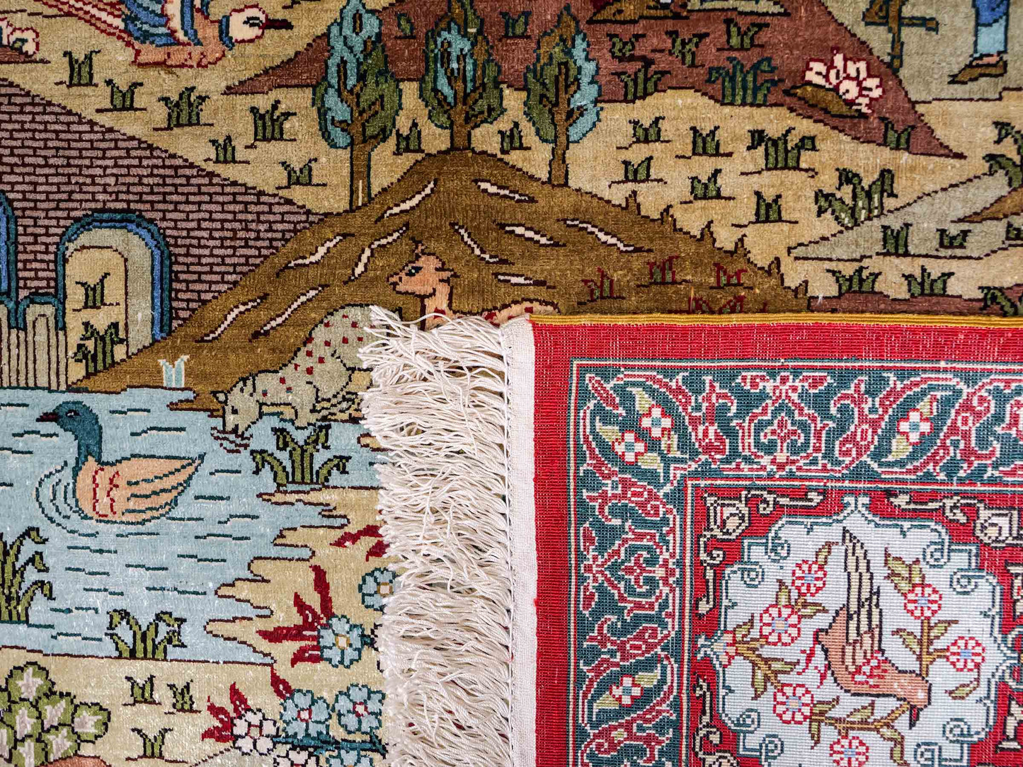 Sehr feiner, handgeknüpfter Khademi Orientteppich mit Ghom Design aus reiner Seide, rot, multicolor. 189x125 cm. Vertrieb durch Jupiter Intl.