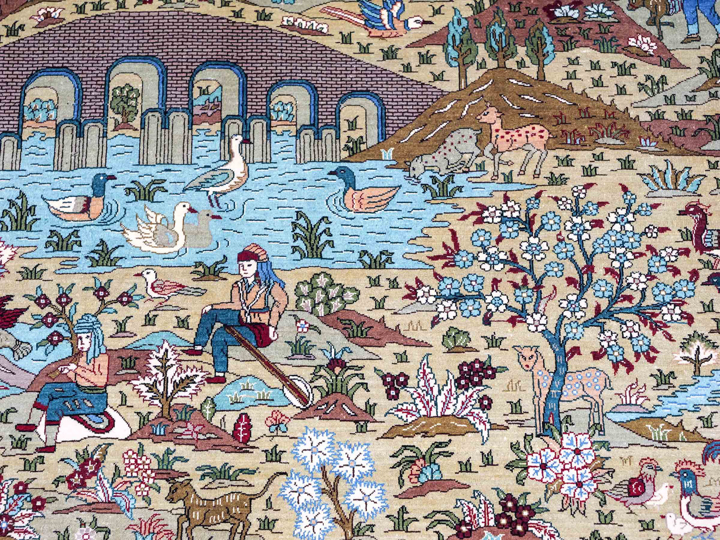 Sehr feiner, handgeknüpfter Khademi Orientteppich mit Ghom Design aus reiner Seide, rot, multicolor. 190x124 cm. Vertrieb durch Jupiter Intl.
