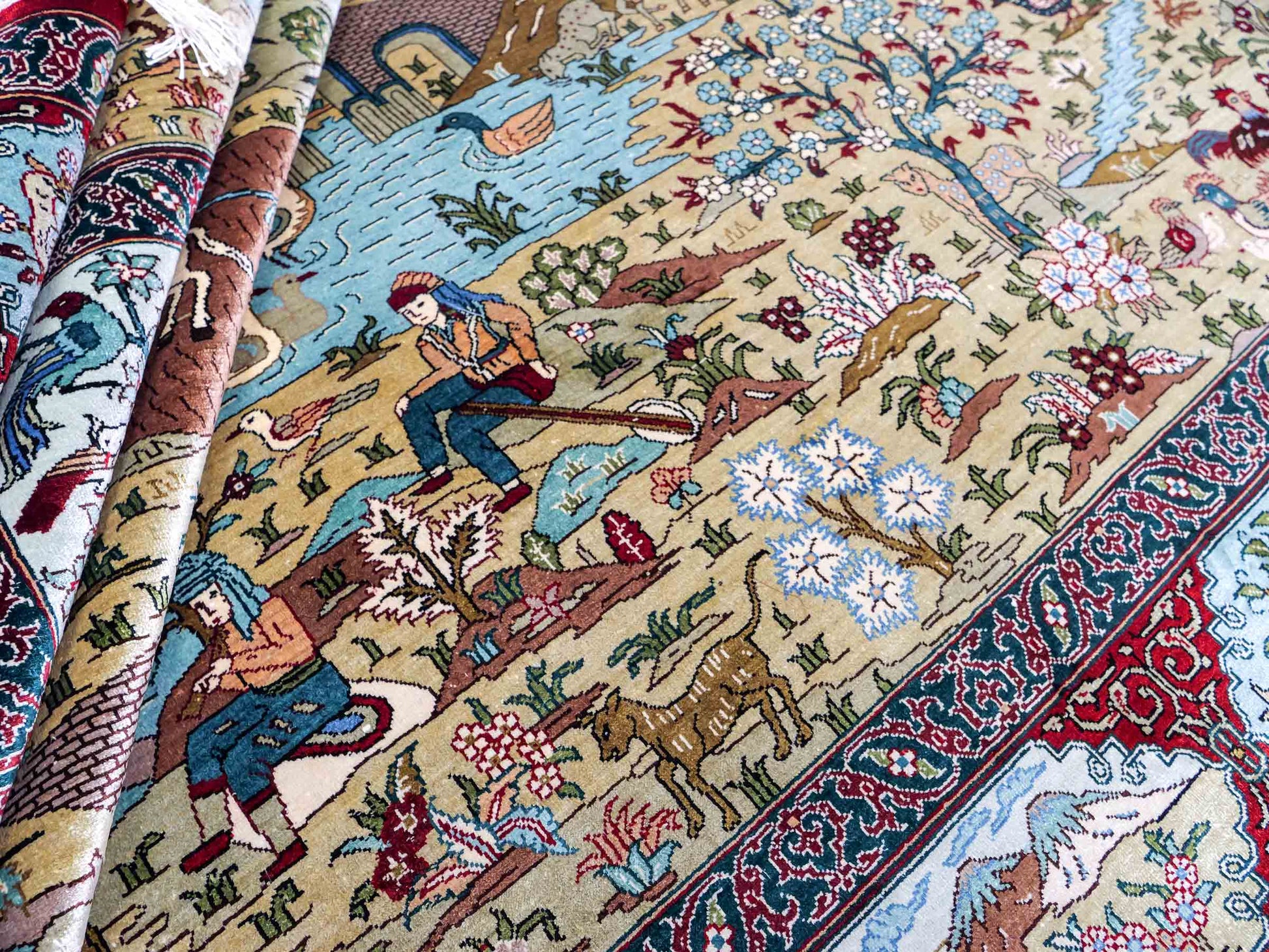 Sehr feiner, handgeknüpfter Khademi Orientteppich mit Ghom Design aus reiner Seide, rot, multicolor. 190x124 cm. Vertrieb durch Jupiter Intl.