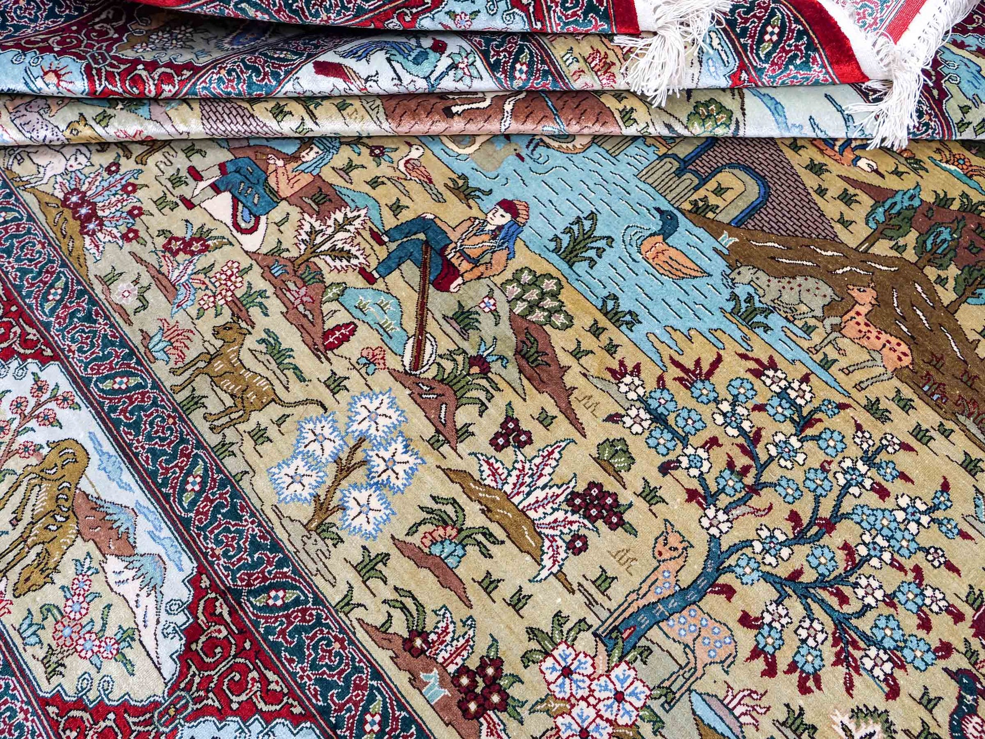 Sehr feiner, handgeknüpfter Khademi Orientteppich mit Ghom Design aus reiner Seide, rot, multicolor. 190x124 cm. Vertrieb durch Jupiter Intl.