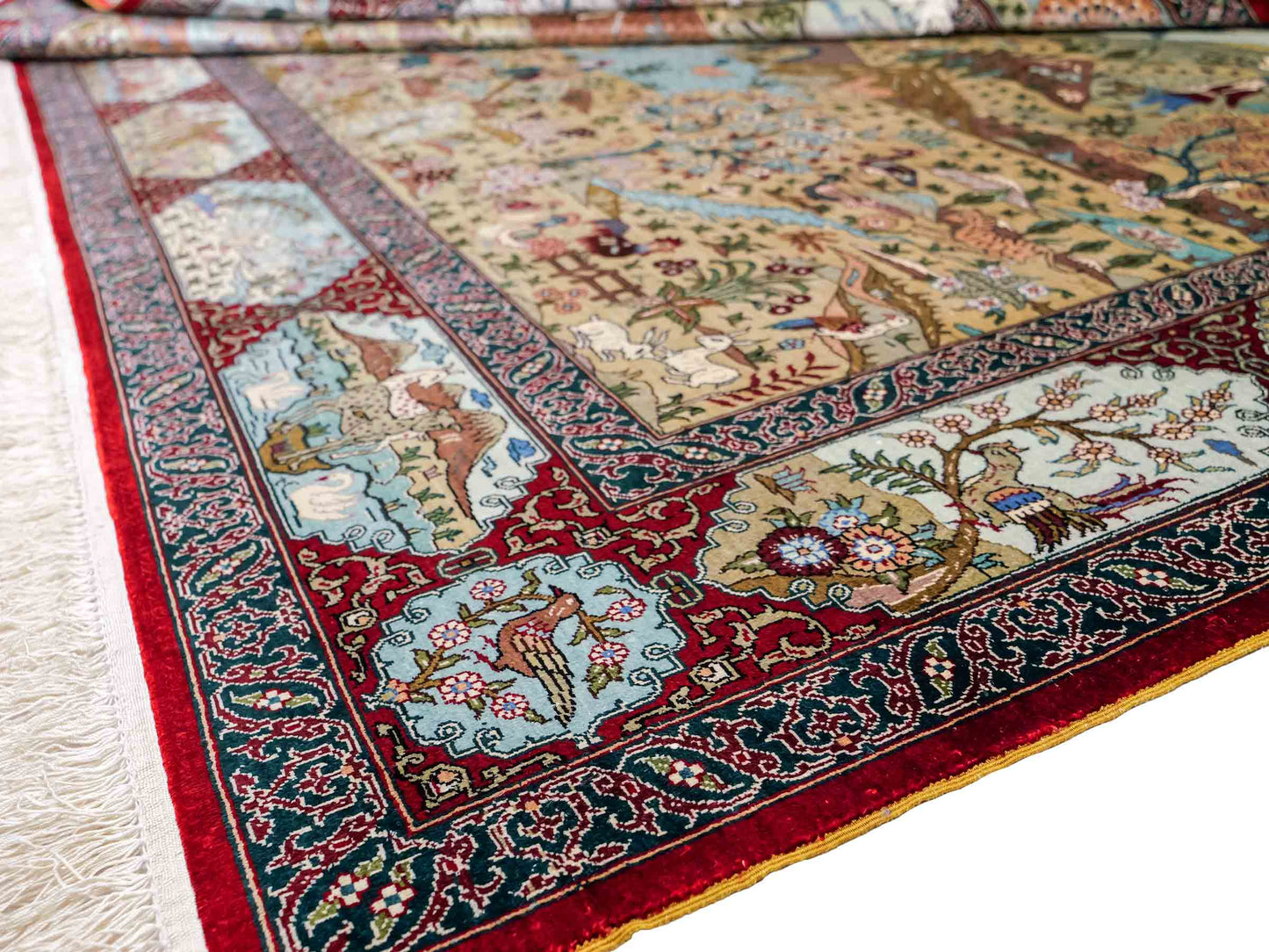 Sehr feiner, handgeknüpfter Khademi Orientteppich mit Ghom Design aus reiner Seide, rot, multicolor. 190x124 cm. Vertrieb durch Jupiter Intl.