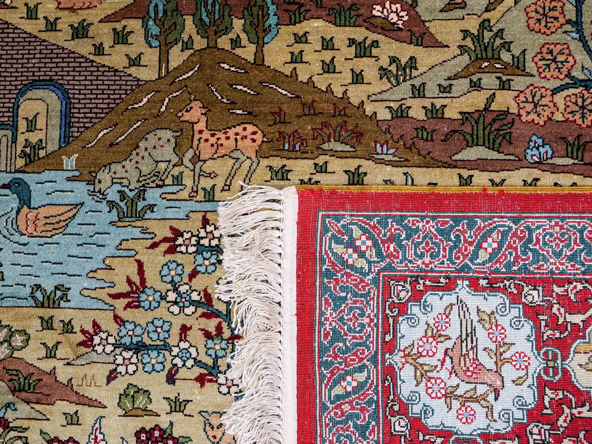 Sehr feiner, handgeknüpfter Khademi Orientteppich mit Ghom Design aus reiner Seide, rot, multicolor. 190x124 cm. Vertrieb durch Jupiter Intl.