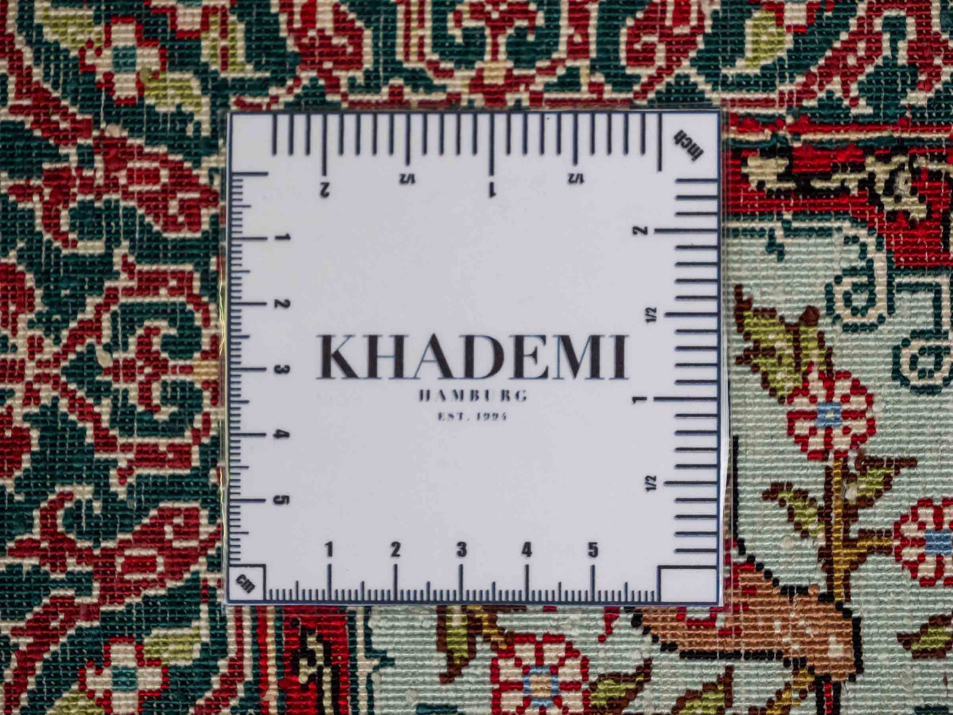 Sehr feiner, handgeknüpfter Khademi Orientteppich mit Ghom Design aus reiner Seide, rot, multicolor. 190x124 cm. Vertrieb durch Jupiter Intl.