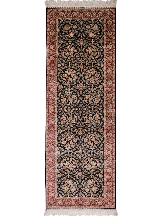 Sehr feiner, handgeknüpfter Khademi Orientteppich Läufer mit Ghom Design aus reiner Seide, blau, rot. 240x80 cm. Vertrieb durch Jupiter Intl.