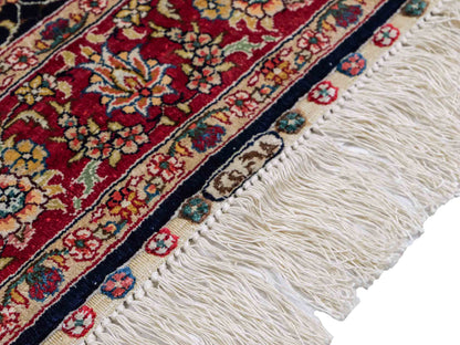 Sehr feiner, handgeknüpfter Khademi Orientteppich Läufer mit Ghom Design aus reiner Seide, blau, rot. 240x80 cm. Vertrieb durch Jupiter Intl.
