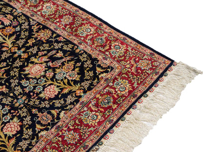 Sehr feiner, handgeknüpfter Khademi Orientteppich Läufer mit Ghom Design aus reiner Seide, blau, rot. 240x80 cm. Vertrieb durch Jupiter Intl.