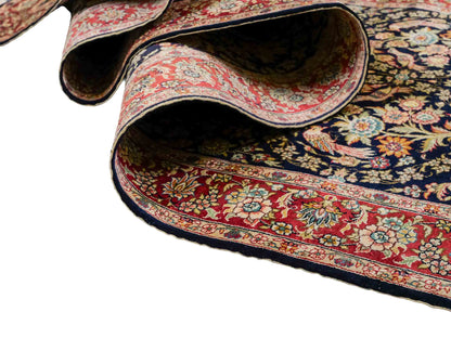 Sehr feiner, handgeknüpfter Khademi Orientteppich Läufer mit Ghom Design aus reiner Seide, blau, rot. 240x80 cm. Vertrieb durch Jupiter Intl.