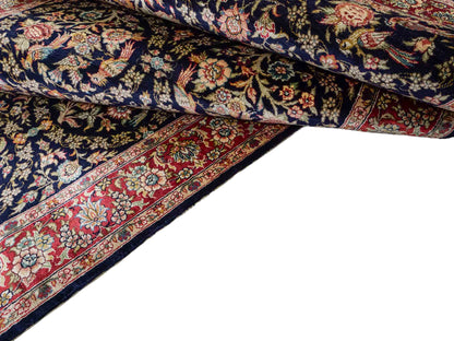 Sehr feiner, handgeknüpfter Khademi Orientteppich Läufer mit Ghom Design aus reiner Seide, blau, rot. 240x80 cm. Vertrieb durch Jupiter Intl.