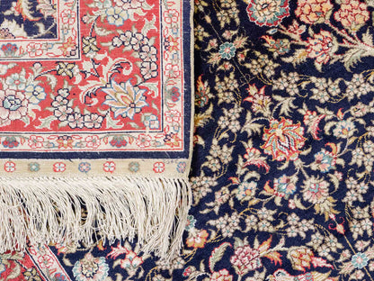 Sehr feiner, handgeknüpfter Khademi Orientteppich Läufer mit Ghom Design aus reiner Seide, blau, rot. 240x80 cm. Vertrieb durch Jupiter Intl.