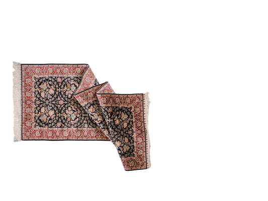Sehr feiner, handgeknüpfter Khademi Orientteppich Läufer mit Ghom Design aus reiner Seide, blau, rot. 240x80 cm. Vertrieb durch Jupiter Intl.