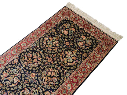 Sehr feiner, handgeknüpfter Khademi Orientteppich Läufer mit Ghom Design aus reiner Seide, blau, rot. 240x80 cm. Vertrieb durch Jupiter Intl.