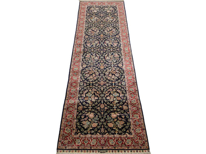 Sehr feiner, handgeknüpfter Khademi Orientteppich Läufer mit Ghom Design aus reiner Seide, blau, rot. 240x80 cm. Vertrieb durch Jupiter Intl.