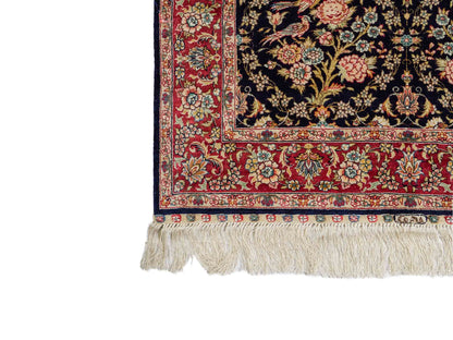 Sehr feiner, handgeknüpfter Khademi Orientteppich Läufer mit Ghom Design aus reiner Seide, blau, rot. 240x80 cm. Vertrieb durch Jupiter Intl.