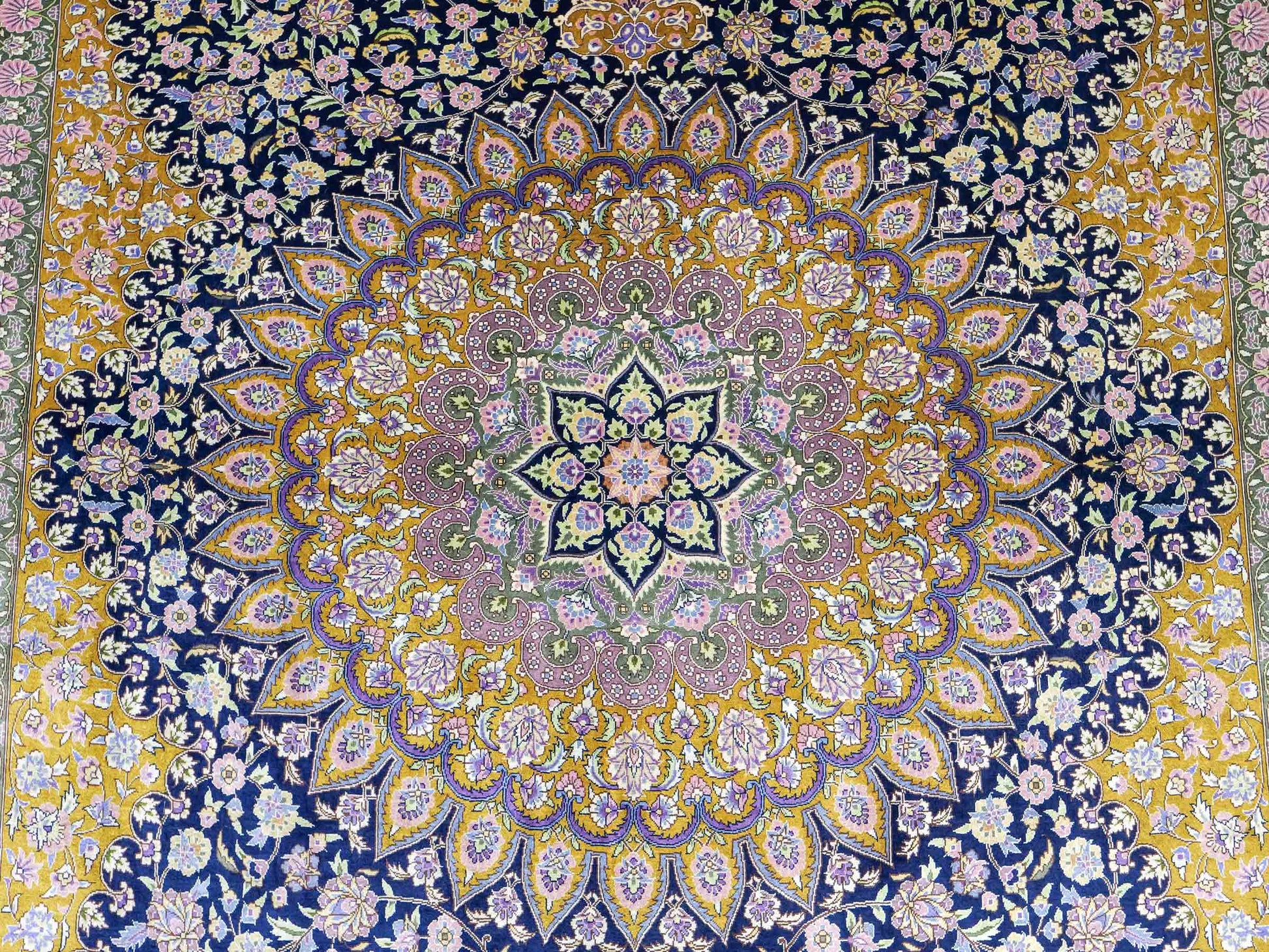 Sehr feiner, handgeknüpfter Khademi Orientteppich mit Ghom Design aus reiner Seide, oliv, blau, braun. 245x155 cm. Vertrieb durch Jupiter Intl.