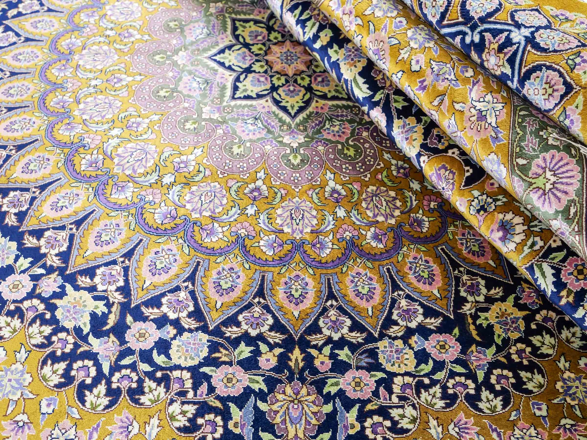 Sehr feiner, handgeknüpfter Khademi Orientteppich mit Ghom Design aus reiner Seide, oliv, blau, braun. 245x155 cm. Vertrieb durch Jupiter Intl.